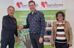 Bürgermeister Marcus Heintel bedankt sich bei den Eheleuten Klar.