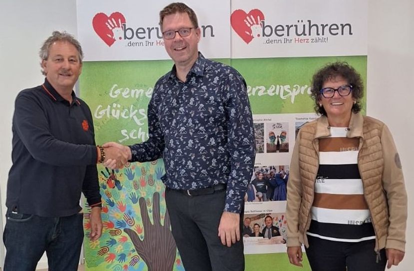 Bürgermeister Marcus Heintel bedankt sich bei den Eheleuten Klar.