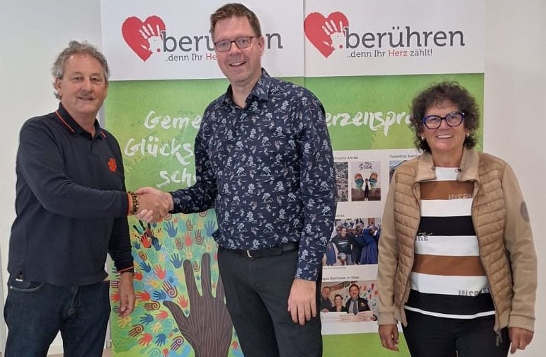 Bürgermeister Marcus Heintel bedankt sich bei den Eheleuten Klar.