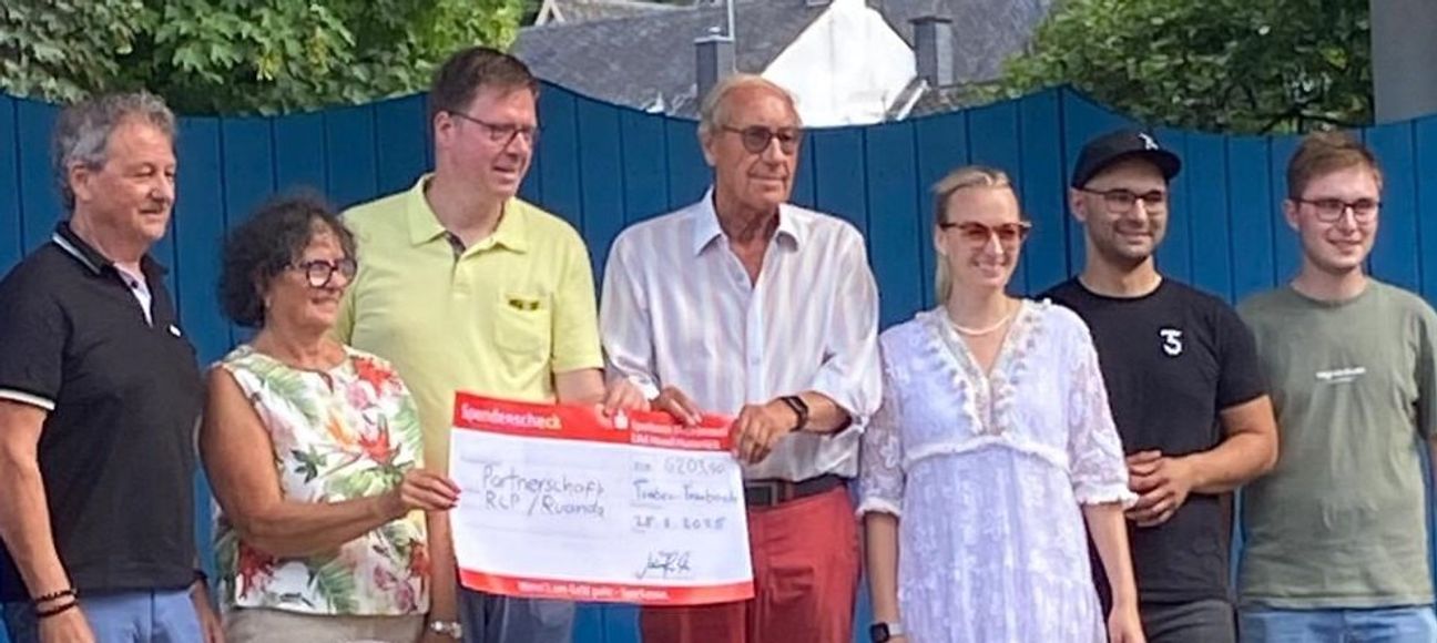 Spendenübergabe in Ruanda