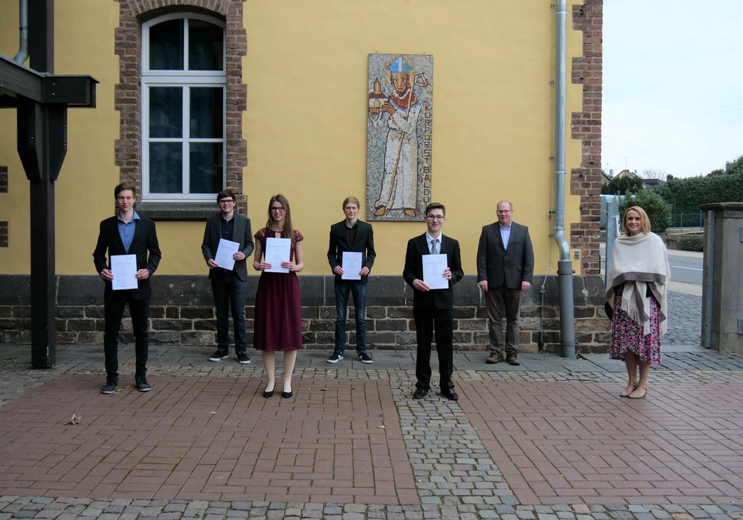 Die Schulleiterin Christiane Hofmann und MSS-Leiter Dr. Jörg Kreutz gratulieren den Abiturienten zu dieser ganz besonderen Auszeichnung.