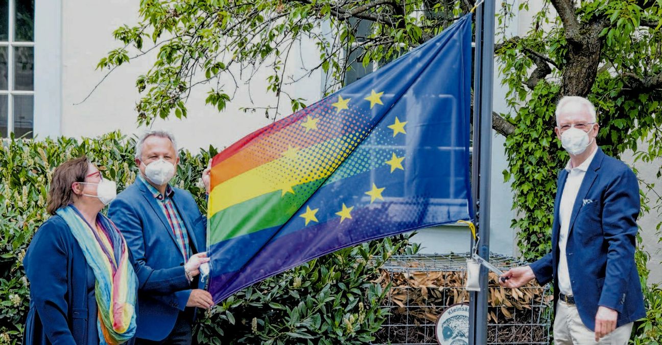 Europaweit mehr als 50 Städte setzen mit dem Hissen der »European Rainbow Flag« ein Zeichen für LGBTI- und Menschenrechte.Vor demTrierer Rathaus sprachen sich das Schmit-Z-Team um Alex Rollinger (Mitte), Pulse of Europe-Aktivisten wie Christel Baltes-Löhr (l.) und Oberbürgermeister Wolfram Leibe mit der Euro-Pride-Fahne für gelebte Akzeptanz und tolerante Vielfalt in unserer Gesellschaft aus.Die Regenbogenflagge wird am Rathaus noch bis zum IDAHOBIT am 17. Mai zu sehen sein. Foto: Finkenberg