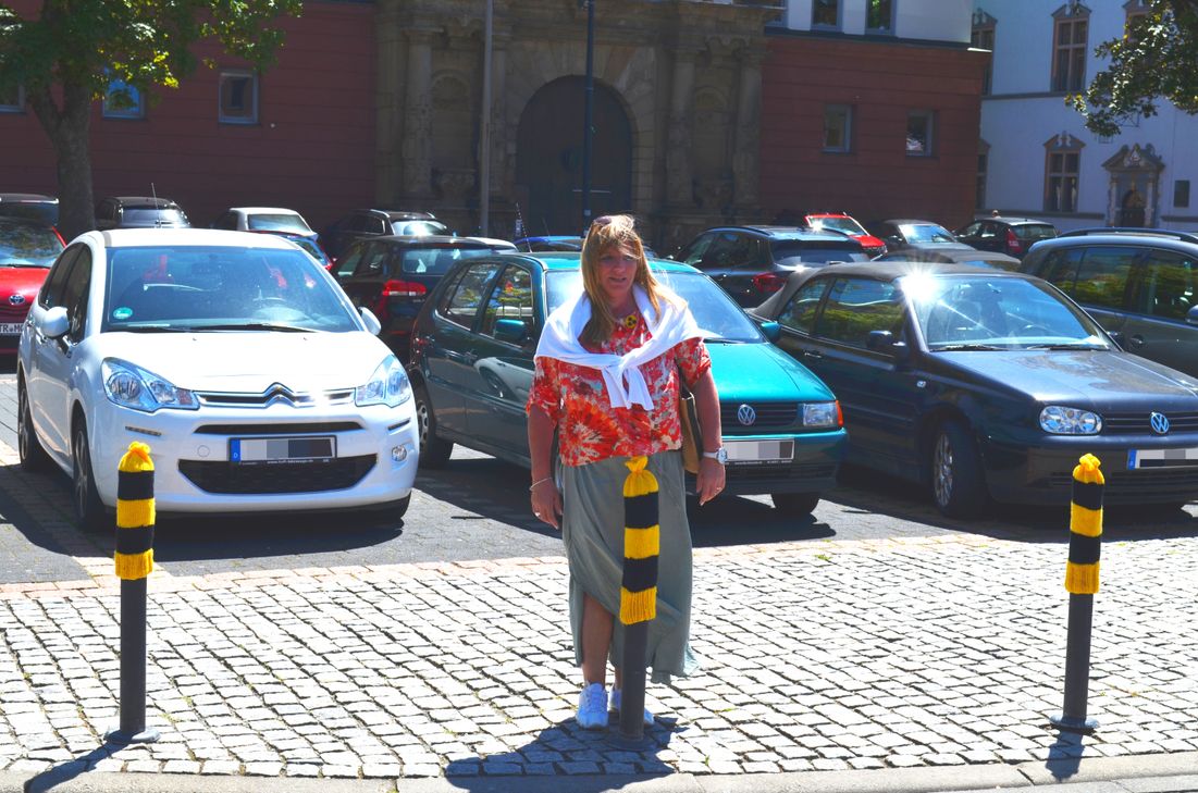 Marion Palm-Stalp hat den Pollern im Bereich des Willy-Brandt-Platzes/Basilika die gestrickten Mützen aufgesetzt. Die kontrastarmen Hindernisse werden so für Menschen mit Restsehvermögen leichter wahrnehmbar und schützt somit vor unangenehmen Verletzungen. Foto: Kreller