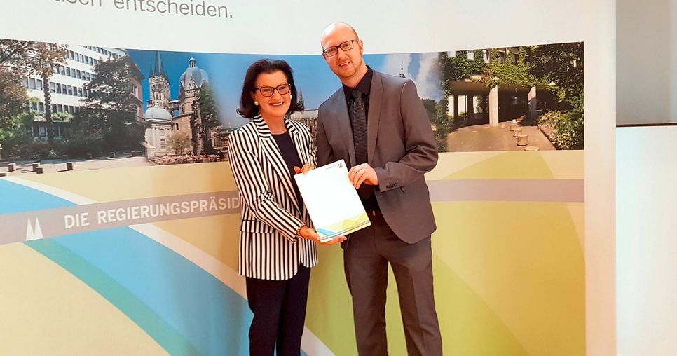 Regierungspräsidentin Gisela Walsken übergab Bürgermeister Info Pfennings im Plenarsaal der Bezirksregierung in Köln den Förderbescheid.