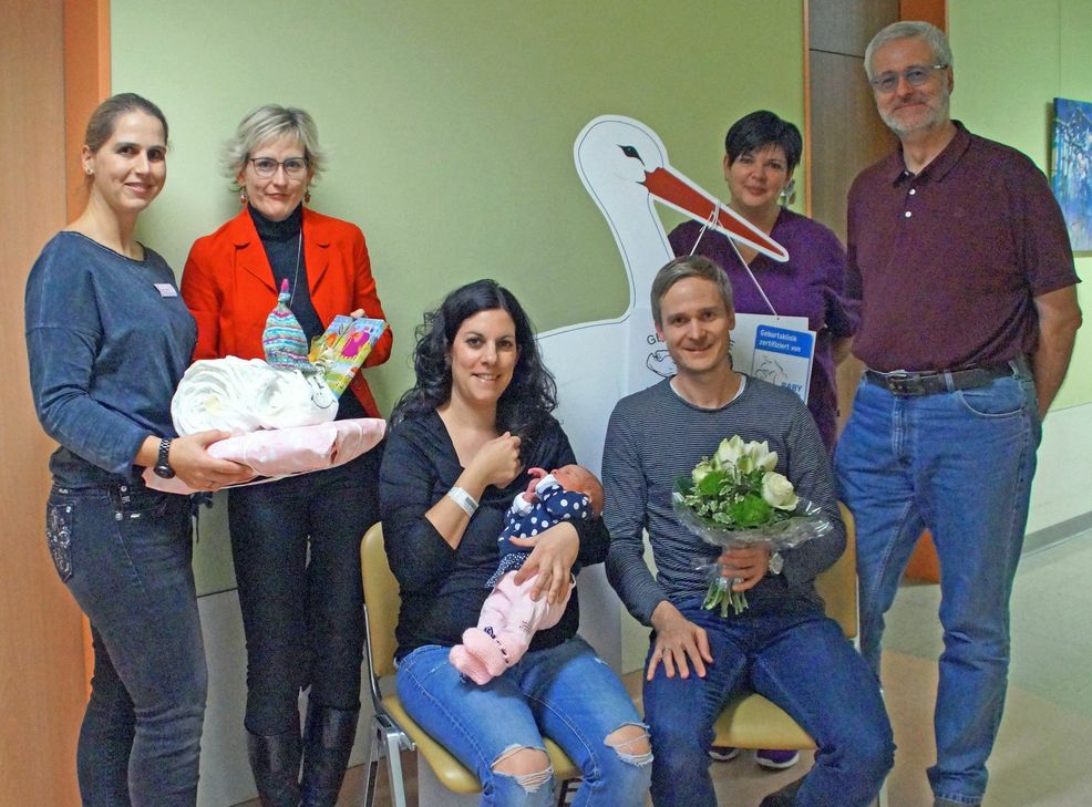 v.l.: Christiane Follmann (stllv. Wochenstationsleitung), Kathrin Hartig (VVR-Bank), Julia Schmitt mit Greta und Jörg Schmitt, Hebamme Beate Rabeh und Chefarzt Dr. Peter Locher. Foto: Verbundkrankenhaus
