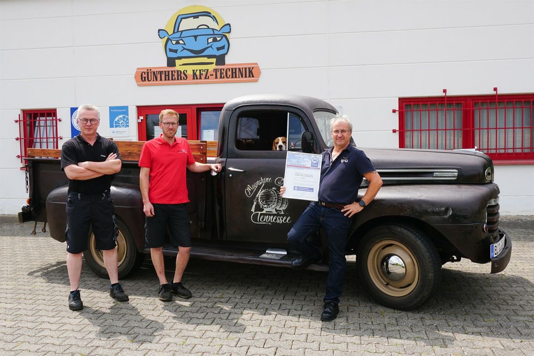 Das Team, v.l.: Dieter Roth, Florian Berg und Günther Huber vor dem 1949 gebauten Pickup Ford F3.