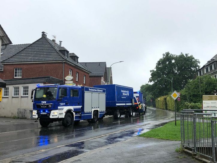 Das Technische Hilfswerk aus Lammersdorf und Hürtgenwald unterstützt die Roetgener Wehrleute. Fotos: T. Förster