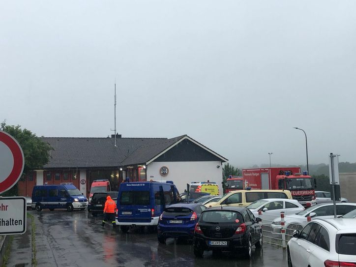 Am Feuerwehrgerätehaus in Roetgen ist eine Menge los. Über 120 Einsatzkräfte kämpfen gegen die Wassermassen, auch Wehrleute aus Kesternich und Woffelsbach. Fotos: T. Förster