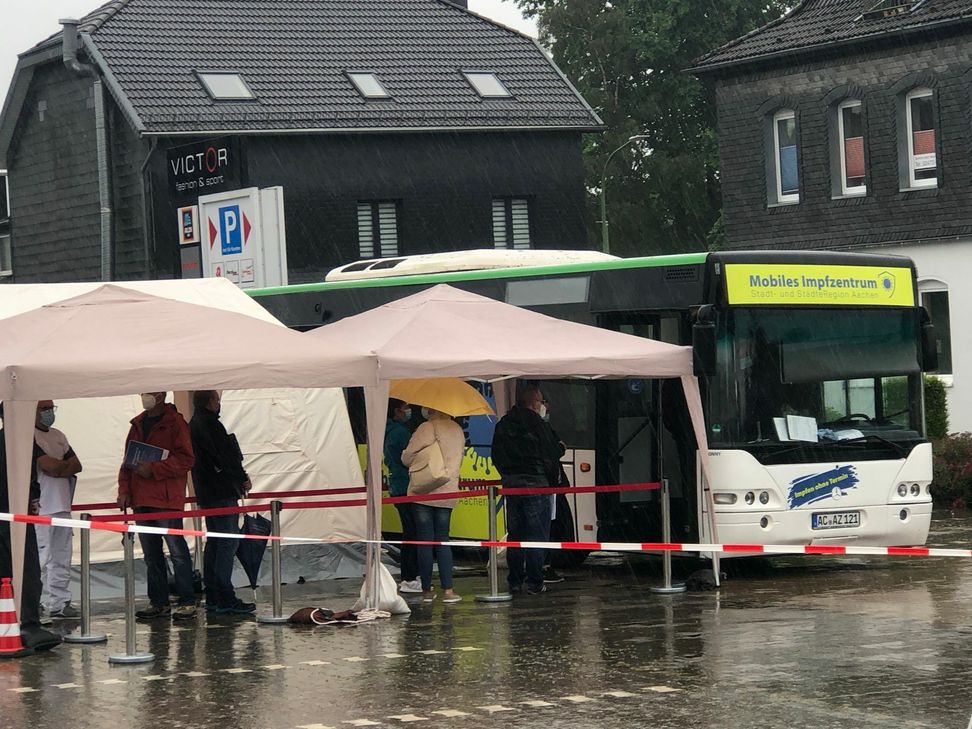 Impfwillige lassen sich vom Regen nicht aufhalten und stehen Schlange am Mobilen Impfbus auf dem Victor-Gelände in Imgenbroich. Fotos: T. Förster
