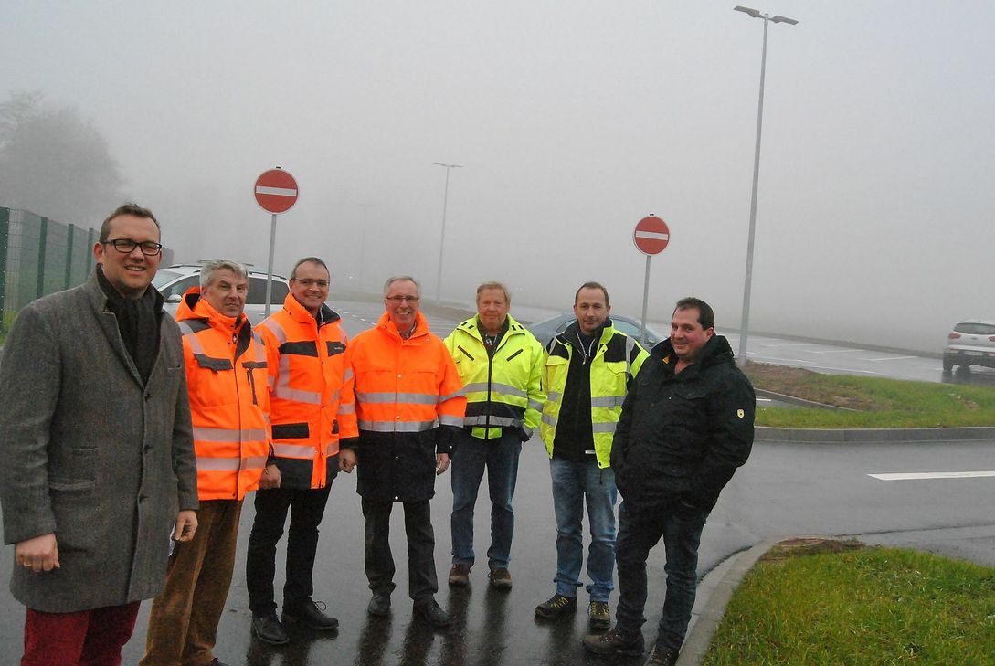 Zur Freigabe des neuen Pendlerparkplatzes trafen sich (v.l.) Erster Beigeordneter Thomas Hambach, Planer Rudi Mießeler, Projektleiter Andreas Groß, Fachbereichsleiter Helmut Schmitz, der von der Stadt beauftragte Projektbegleiter Karl Hansen, Siggi Kees (Fa. Backes) und Norbert Backes. Fotos: Renate Hollermann/pp/Agentur ProfiPress