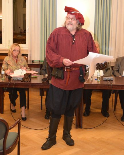 Stadthistoriker Harald Bongart in spätmittelalterlichem Gewand. Foto: Scholl