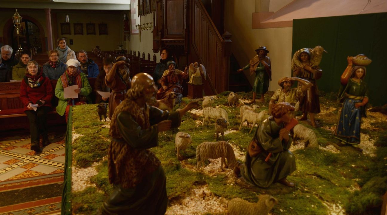 Die Krippen in der Region sind oft viel mehr als »nur« die bildliche Darstellung der Weihnachtsgeschichte. Sie sind ein Kulturgut und tief in der Bevölkerung verwurzelt. Das erfuhren auch die rund 20 Teilnehmer, die bei der Krippenwanderung von Keldenich (Foto) über Sötenich nach Kall mit von der Partie waren. mn-Fotos