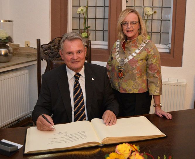 Mit den Worten: "Wer stehen bleibt, steht im Weg! Wenn ein Jubiläum gefeiert wird, kann man von sich behaupten, nicht im Weg gestanden zu haben, sondern fortschrittlich weiter gegangen zu sein. Herzlichen Glückwunsch der Stadt Bad Münstereifel und den Bürgerinnen und Bürgern" trug sich Landrat Günter Rosenke auf Einladung von Bürgermeisterin Sabine Preiser-Marian in das goldene Buch der Stadt ein. Foto: Scholl