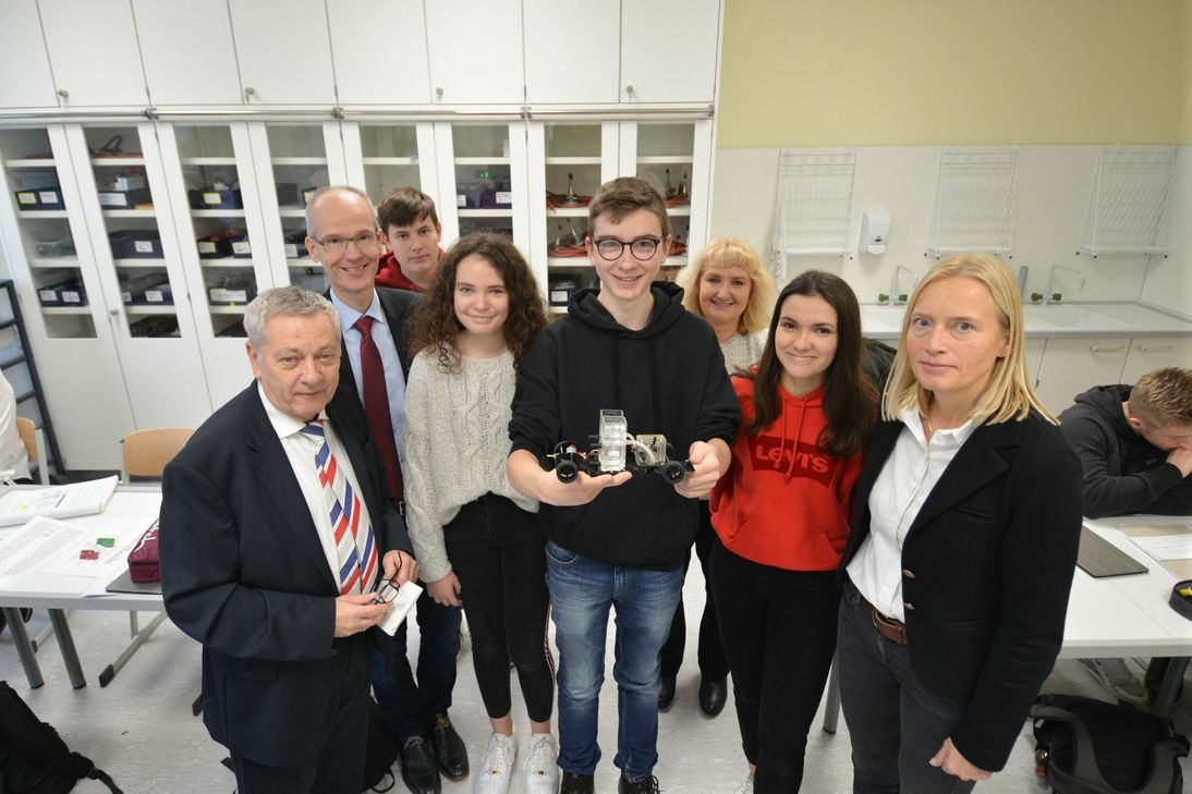Schüler der 9. Klasse demonstrierten dem Landrat ihre Wasserstoff-Experimente. Mit dabei auch Fachlehrerin Vera Feiden, Schulleiter Christian Etzkorn sowie Dezernentin Barbar Schatz-Fischer. Fotos Zender