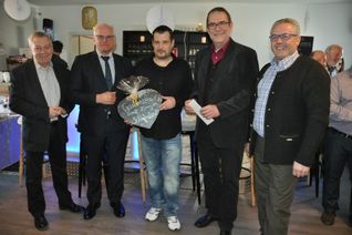 Der neue Treffpunkt in Gamlen ist eröffnet (von links): Landrat Manfred Schnur, Peter Bleser, Michael Münch, Ortsbürgermeister Achim Marzi und VG-Bürgermeister Albert Jung.