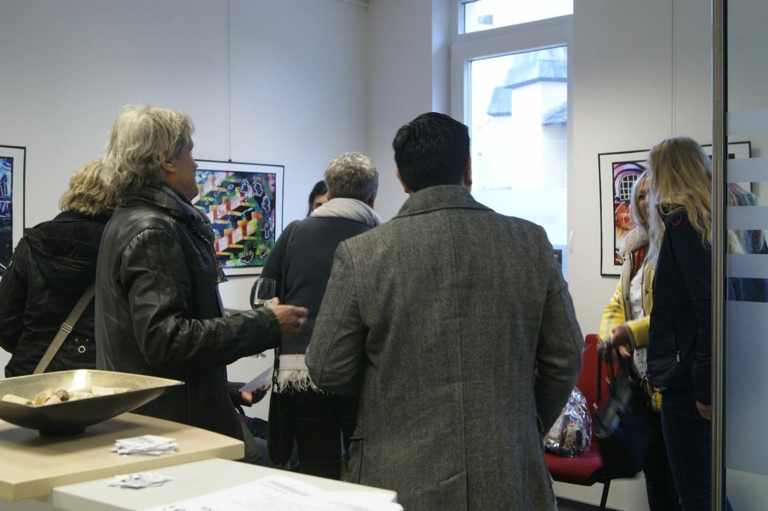 Freunde, Familie und Kunstinteressierte kamen in die Geschäftstelle des WochenSpiegels anlässlich der Vernissage. Foto: Woltmann