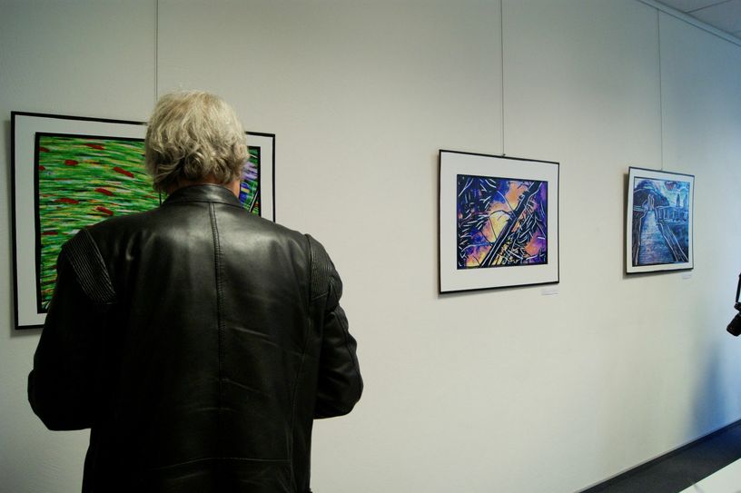 Die Gäste konnten sich die einzelnen bilder in Ruhe anschauen und auch Fragen an Stefanie Manhillen richten. Foto: Woltmann