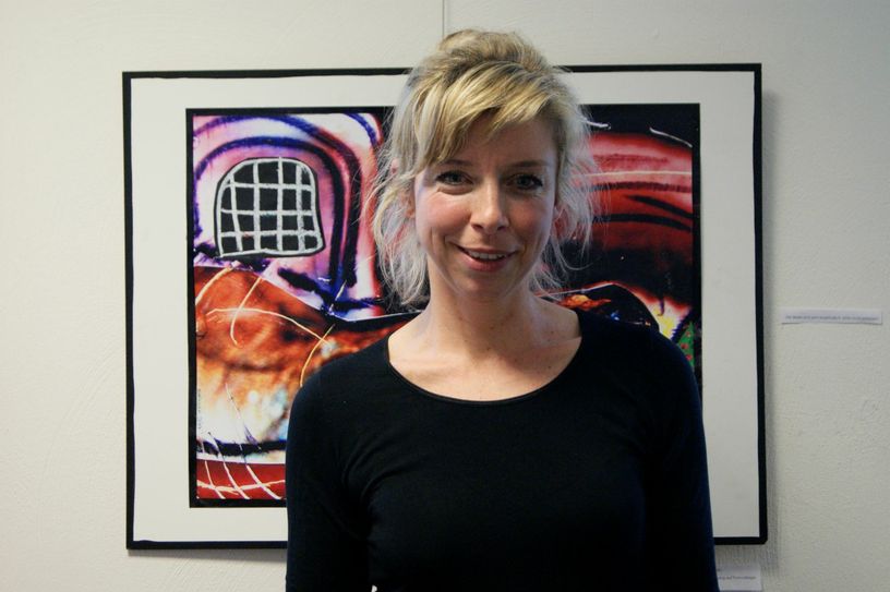 Stefanie Manhillen mit ihrem Werk "Der Schlungschlund hat Heimweh". Foto: Woltmann