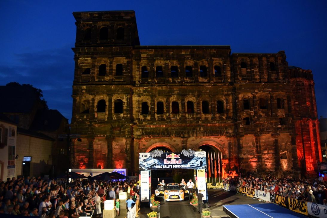 Zumindest vorerst zum letzten Mal wird die Porta Nigra die spektakuläre Kulisse für die Rallye bilden. Foto: Archiv /Kaulen