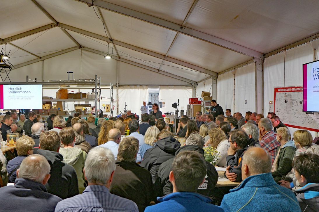 Rund 300 Bürgerinnen und Bürger besuchten die Einwohnerversammlung in Walporzheim. Foto: MdI RLP