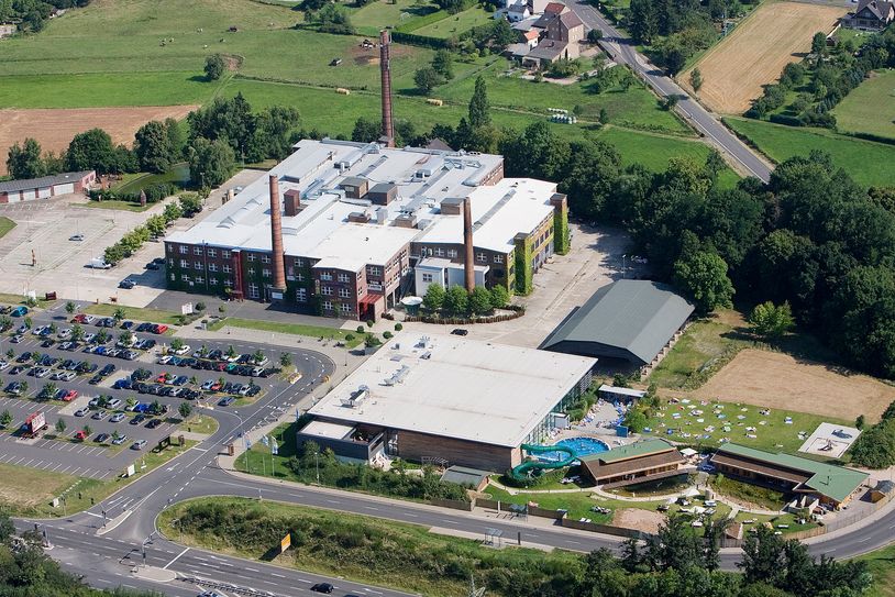 Das Außenbecken der Eifel-Therme Zikkurat in Firmenich ist nach einem Rohrbruch undicht und muss repariert werden. Luftbild: Archiv ProfiPress