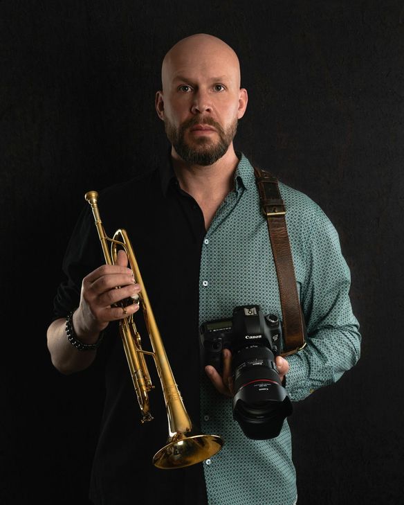 Ein Foto aus dem Projekt »Ausgeschaltet - Umgeschaltet«. Es zeigt Frank Wiesen auf der linken Seite als ausgeschalteten Berufsmusiker, rechts umgeschaltet auf den Fotografen. Foto: Frank Wiesen