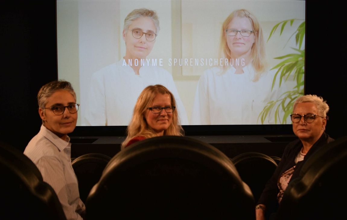 Miriam  Rossa (v.li), Dr. Tatjana Klug  und Anke Sefrin beantworteten bei der ersten öffentlichen Vorführung der Kinospots auch Fragen zur anonymen Spurensicherung nach Sexualstraftaten. Foto: Scholl