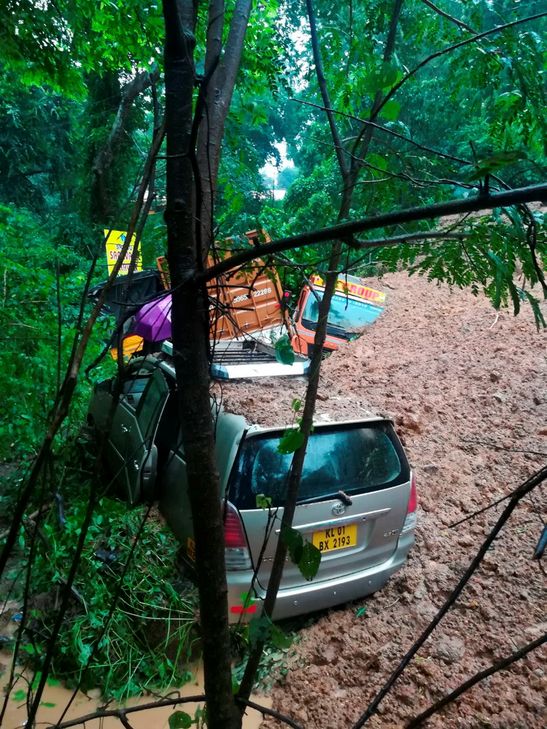 Die Landesregierung sage, viele der Verstorbenen seien unter Trümmern durch Erdrutsche zerschmettert worden. Im Bundesstaat herrsche eine sehr ernste Situation, da fast alle Dörfer von Überflutungen betroffen sind, so der indischer Priester Father Jaison, stellvertretender Generalsuperior der Communio in Christo in Mechernich.