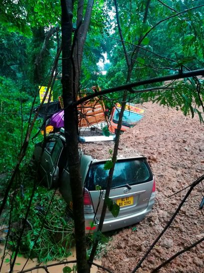 Die Landesregierung sage, viele der Verstorbenen seien unter Trümmern durch Erdrutsche zerschmettert worden. Im Bundesstaat herrsche eine sehr ernste Situation, da fast alle Dörfer von Überflutungen betroffen sind, so der indischer Priester Father Jaison, stellvertretender Generalsuperior der Communio in Christo in Mechernich.