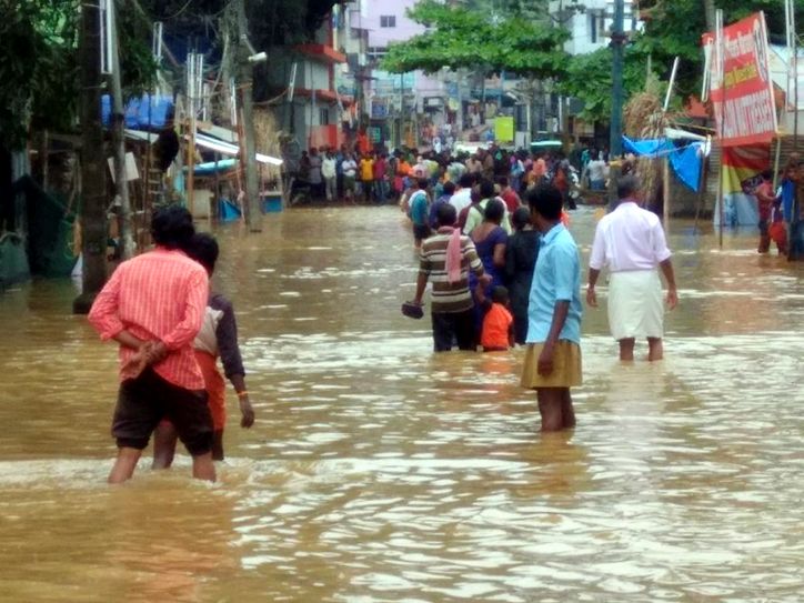 Bei schweren Überschwemmungen sind im südindischen Bundesstaat Kerala mindestens 180 Menschen ums Leben gekommen. Viele Menschen würden noch vermisst, teilten die Behörden mit.  150.000 Obdachlose wurden in Notcamps untergebracht. Das teilte heute Father Jaison Thazhathil, der stellvertretende Generalsuperior der Communio in Christo in Mechernich mit. Er bitte um Hilfe für die Menschen in seiner indischen Heimat. Fotos: CIC/pp/Agentur ProfiPress