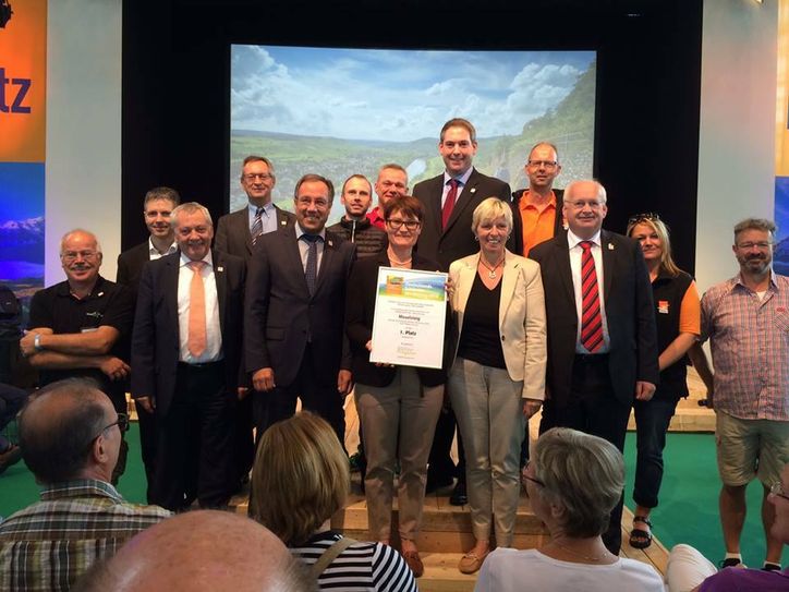 Über die Auszeichnung freuten sich zahlreiche Vertreter aus der Region, unter anderem Cochem-Zells Landrat Manfred Schnur und Karl Heinz Simon, Bürgermeister VG Zell.
