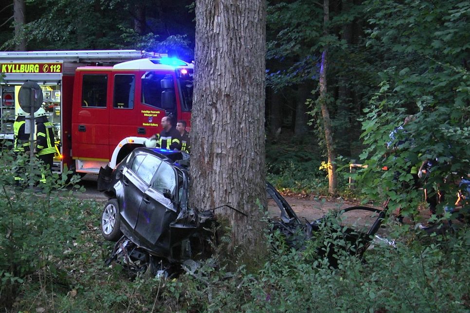 Ein Auto prallte gestern Abend bei Steinborn gegen einen Baum. Foto: Privat