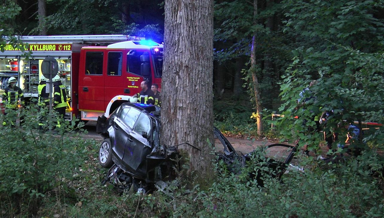 Ein Auto prallte gestern Abend bei Steinborn gegen einen Baum. Foto: Privat