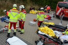 Auf dem Behandlungsplatz des DRK wurden die Patienten zunächst hingebracht, um sie nach der Schwere ihrer Verletzungen zu kategorisieren und auch zu behandeln.