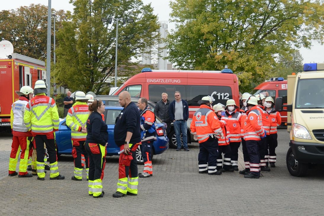 Lockerer Austausch vor der Übung: Das DRK im Kreis Euskirchen war mit rund 50 Einsatzkräften an der Übung beteiligt.