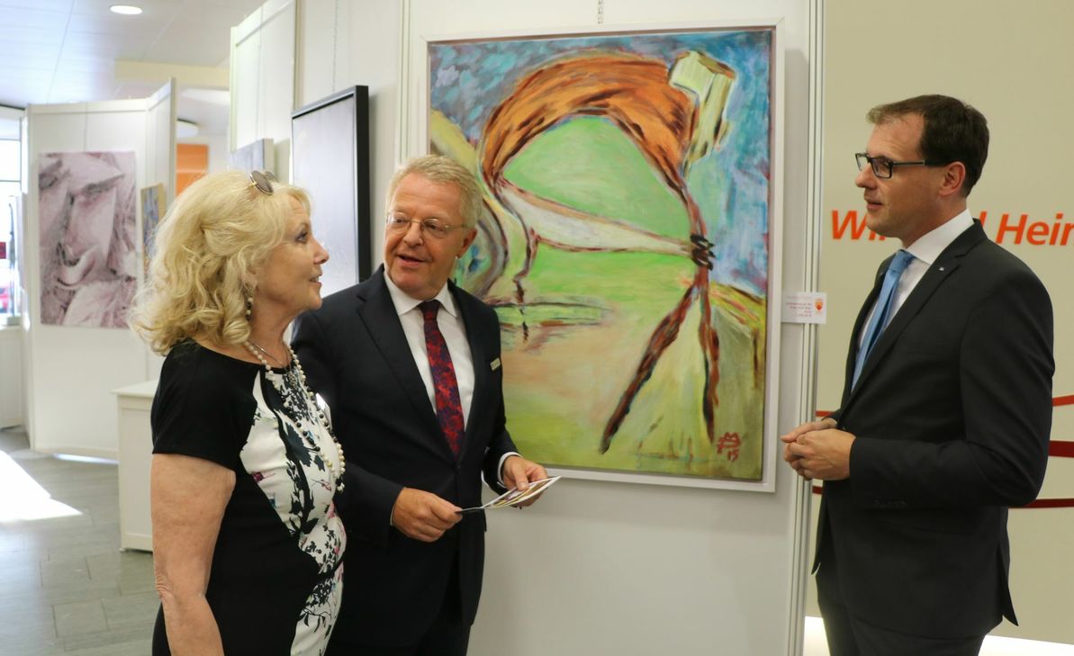 Feierten die Eröffnung der Jubiläumsausstellung der Are Gilde in der Volksbank in Bad Neuenahr: Eva-Maria Kreuter, Präsidentin der Are Gilde, Elmar Schmitz, Vorstandsvorsitzender der Volksbank RheinAhrEifel eG sowie und Thomas Theisen, Direktor Regionalmarkt AhrBrohltal der Volksbank RheinAhrEifel eG (v.l.n.r.).r