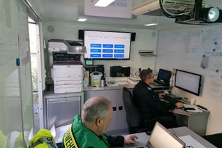 Insgesamt sind drei Funkarbeitsplätze sowie sieben IT-unterstützte Arbeitsplätze im Einsatzleitwagen verfügbar. Um die Abstände einhalten zu können, werden diese aktuell nicht alle genutzt. Verschiedene Tätigkeiten wurden deshalb in Büros innerhalb der Kreisverwaltung ausgelagert.