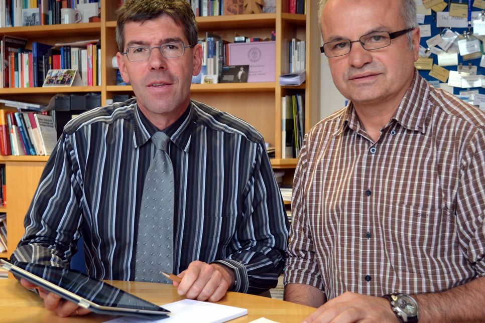 Uni-Präsident Michael Jäckel (links) und Aziz Yüksek vom Akademischen Auslandsamt möchten Flüchtlingen den Weg ins Studium vereinfachen. Foto: Finkenberg