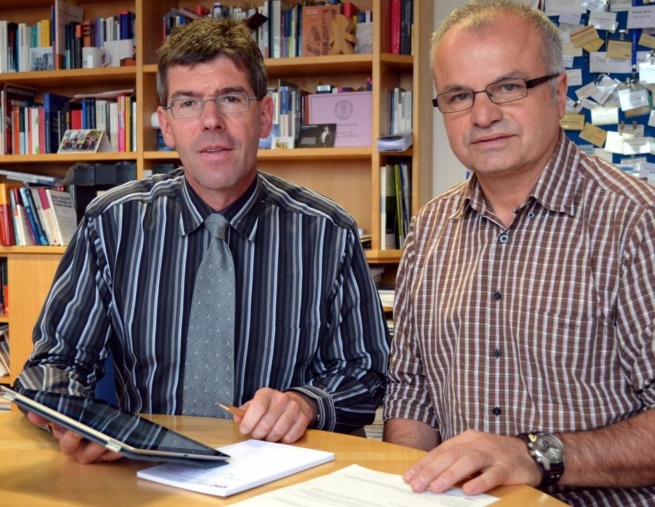 Uni-Präsident Michael Jäckel (links) und Aziz Yüksek vom Akademischen Auslandsamt möchten Flüchtlingen den Weg ins Studium vereinfachen. Foto: Finkenberg