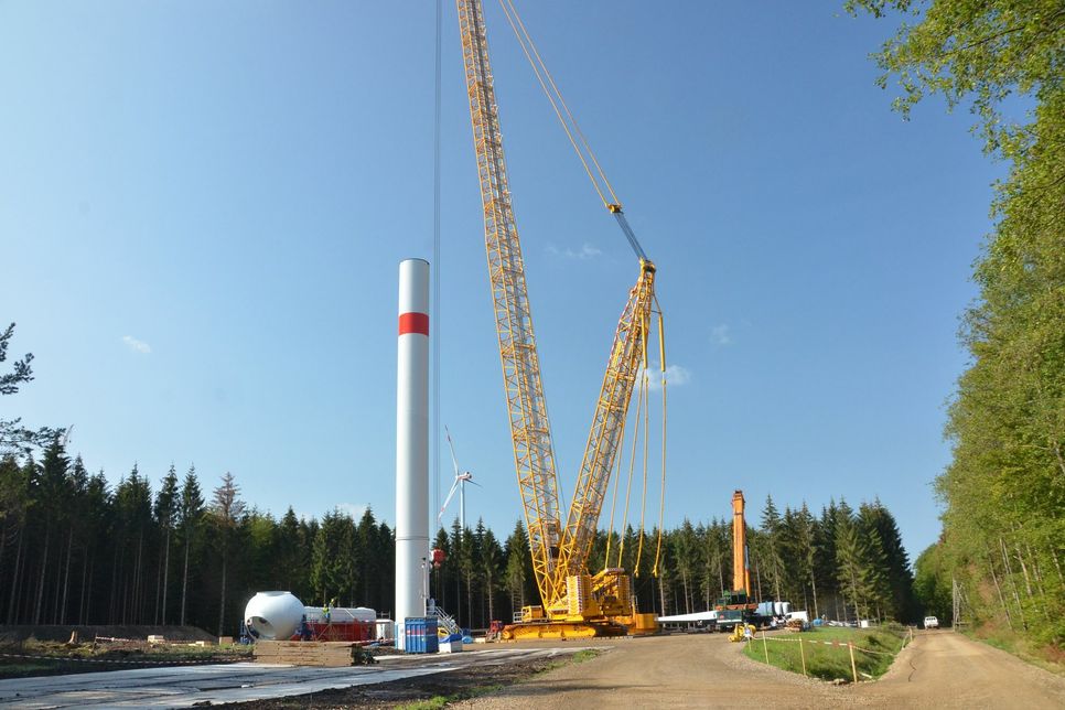 150 Meter hoch ist der Kran, der zum Aufbau der Windkraftanlagen benötigt wird. 24 Mitarbeiter arbeiten aktuell im Münsterwald, um die fünf Anlagen zu errichten. Das schwerste Bauteil - das unterste Element des Stahlturms - wiegt fast 100 Tonnen. Foto: T. Förster