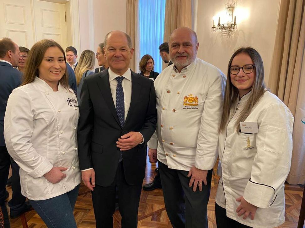 Im Gespräch mit Bundeskanzler Olaf Scholz: Die Delegation von der Nahe mit (von links) Madeleine Andrae, Alfred Wenz und Melina Klaar.