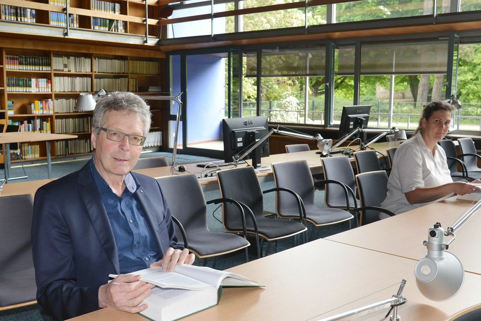 Der Lesesaal der Stadtbibliothek Weberbach bietet genügend Platz, um bei der Recherche und Lektüre den für den Infektionsschutz nötigen Abstand einzuhalten. Foto: Presseamt Trier