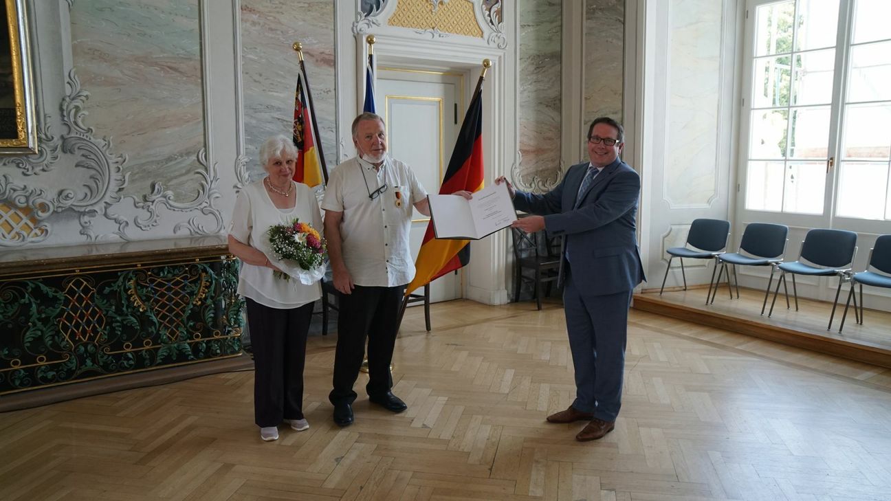 Aus der Hand des Präsidenten der Aufsichts- und Dienstleistungsdirektion (ADD), Thomas Linnertz, konnte heute in Trier Hans Muth die Verdienstmedaille des Landes Rheinland-Pfalz in Empfang nehmen. Foto: ADD