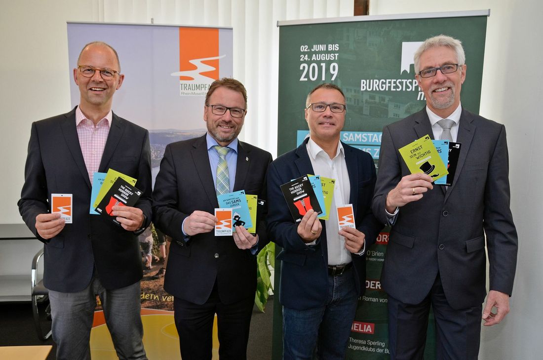 Von links: Michael Schwippert, stellvertretender Geschäftsführer der REMET, der Mayener Oberbürgermeister Wolfgang Treis, Daniel Ris, Intendant der Burgfestspiele, und REMET-Geschäftsführer Henning Schröder freuen sich auf die Zusammenarbeit von Traumpfaden und Burgfestspielen.