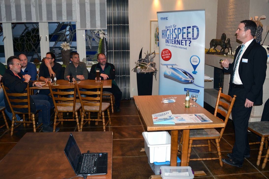 Rund fünfzig Bürgerinnen und Bürger informierten sich in Hentern vor Ort über den Ausbau des schnellen Internets durch RWE. Foto: FF