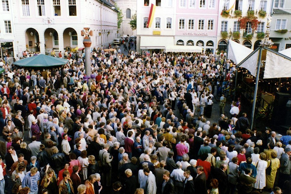 Feierlichkeiten am Tag der Deutschen Einheit am 3. Oktober 1990 auf dem Trierer Hauptmarkt. Musik kam damals vom städtischen Orchester. Foto: Stadtarchiv Trier