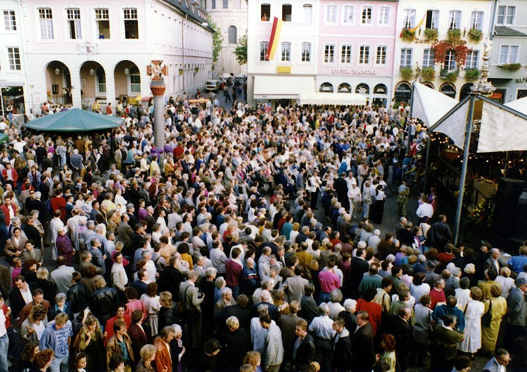 Feierlichkeiten am Tag der Deutschen Einheit am 3. Oktober 1990 auf dem Trierer Hauptmarkt. Musik kam damals vom städtischen Orchester. Foto: Stadtarchiv Trier