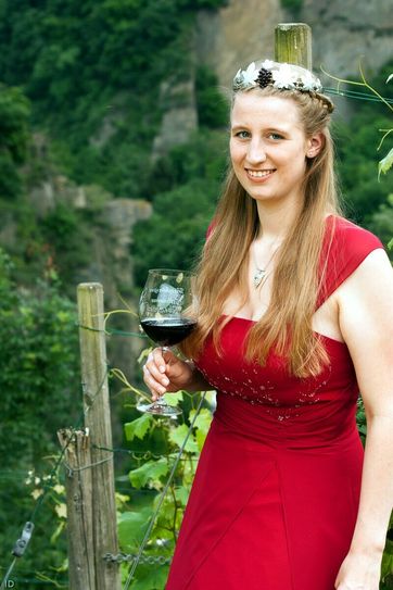 Als Repräsentantin für den Weinort Walporzheim stellt sich die 22-jährige Ines Hoffmann zur Wahl. Sie studiert Lehramt in Koblenz und tanzt bei der Ahrweiler-Karnevals-Gesellschaft, bei der sie zusätzlich auch die Mini-Funken trainiert. Das Besondere am Ahrwein ist für sie das einzigartige Terroir, welches dem Ahrwein seinen unverkennbaren Wiedererkennungswert gibt. Neben dem Studium arbeitet Ines im Weinverkauf in der Weinmanufaktur Walporzheim.