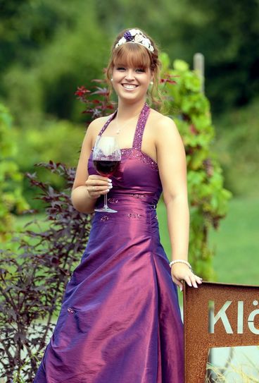 Für den Weinort Bachem tritt Janina Fels zur Wahl der Ahrweinkönigin an. Die 23-jährige ist als Flugbegleiterin bei der Germanwings beschäftigt. Das Besondere am Ahrwein ist für sie die Handarbeit und hohe Qualität der Weine. Höhepunkt ihrer Regentschaft war der „Zug der 10.000 Lichter“ beim Weinfest in Bachem. In der Karneval-Session ist Janina mit den „Bachemer Merle“ auf den Bühnen im Kreis Ahrweiler unterwegs.