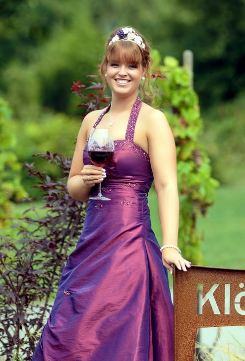 Für den Weinort Bachem tritt Janina Fels zur Wahl der Ahrweinkönigin an. Die 23-jährige ist als Flugbegleiterin bei der Germanwings beschäftigt. Das Besondere am Ahrwein ist für sie die Handarbeit und hohe Qualität der Weine. Höhepunkt ihrer Regentschaft war der „Zug der 10.000 Lichter“ beim Weinfest in Bachem. In der Karneval-Session ist Janina mit den „Bachemer Merle“ auf den Bühnen im Kreis Ahrweiler unterwegs.